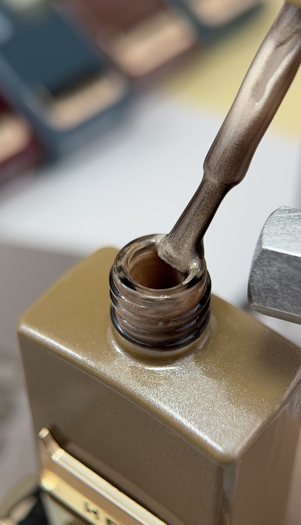 HEYLOVE Cat Eye Gel Polish Chiffon 15 ml – verniz gel efeito olho de gato bege-claro - Image 2