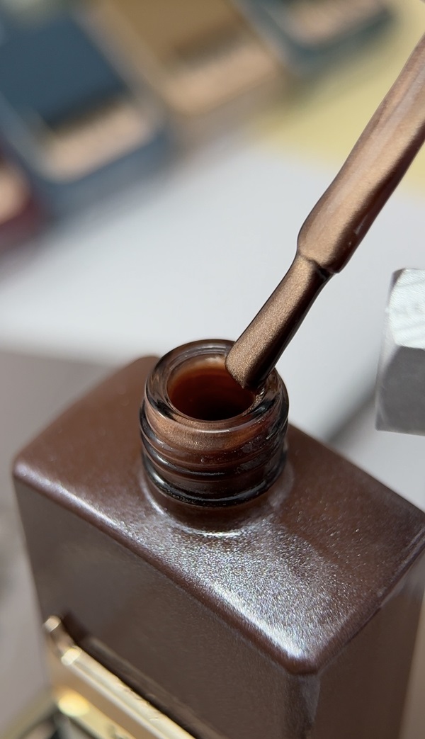 HEYLOVE Cat Eye Gel Polish Lurex 15 ml – verniz gel efeito olho de gato castanho-escuro - Image 2