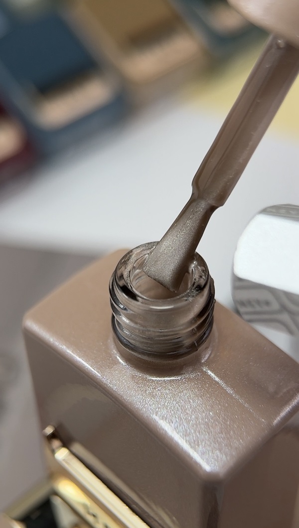 HEYLOVE Gel Polish Satin 15 ml – verniz gel olho de gato bege-claro - Image 2