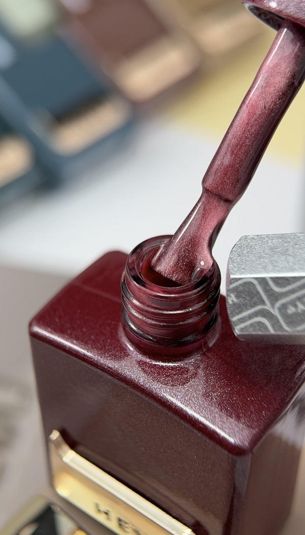 HEYLOVE Cat Eye Gel Polish Velour, 15 ml – verniz gel olho de gato bordô - Image 2